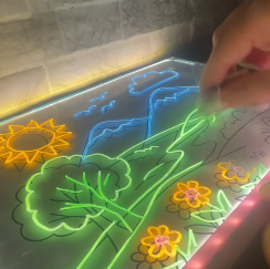 Tablette™ lumineuse + stylos multicolores