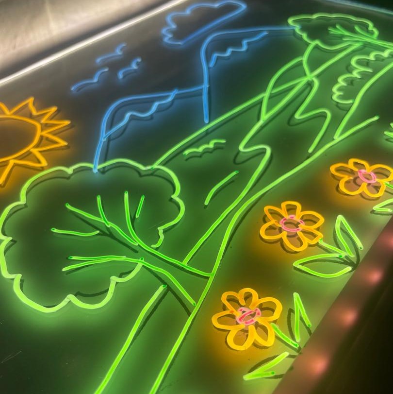 Tablette™ lumineuse + stylos multicolores